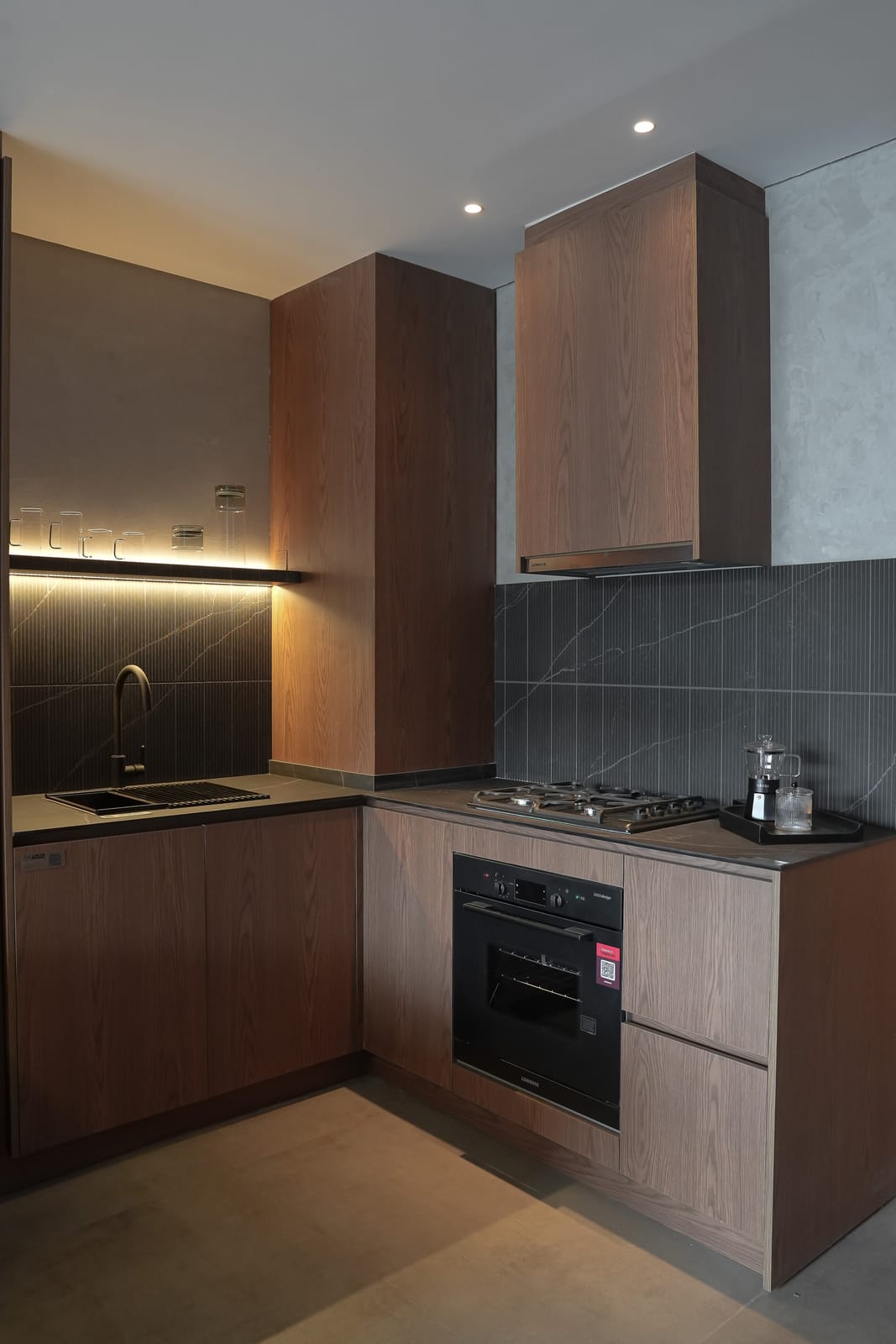 Cocina con mesada en MathrA Diamond Cream