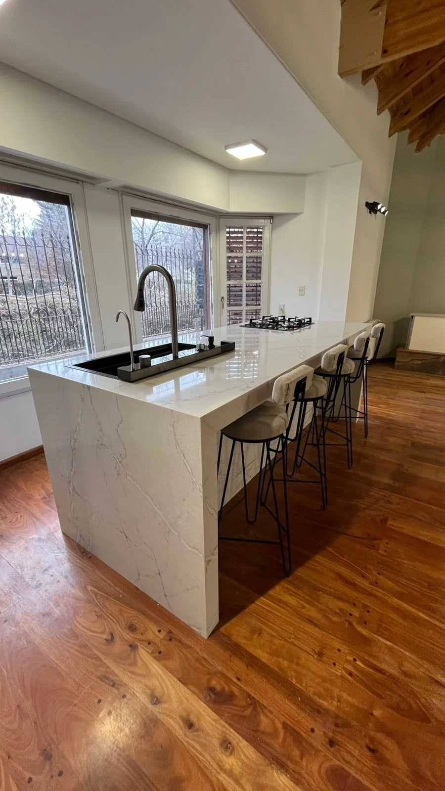 Cocina con isla y mesada de piedra, trabajo de Casa Mármol