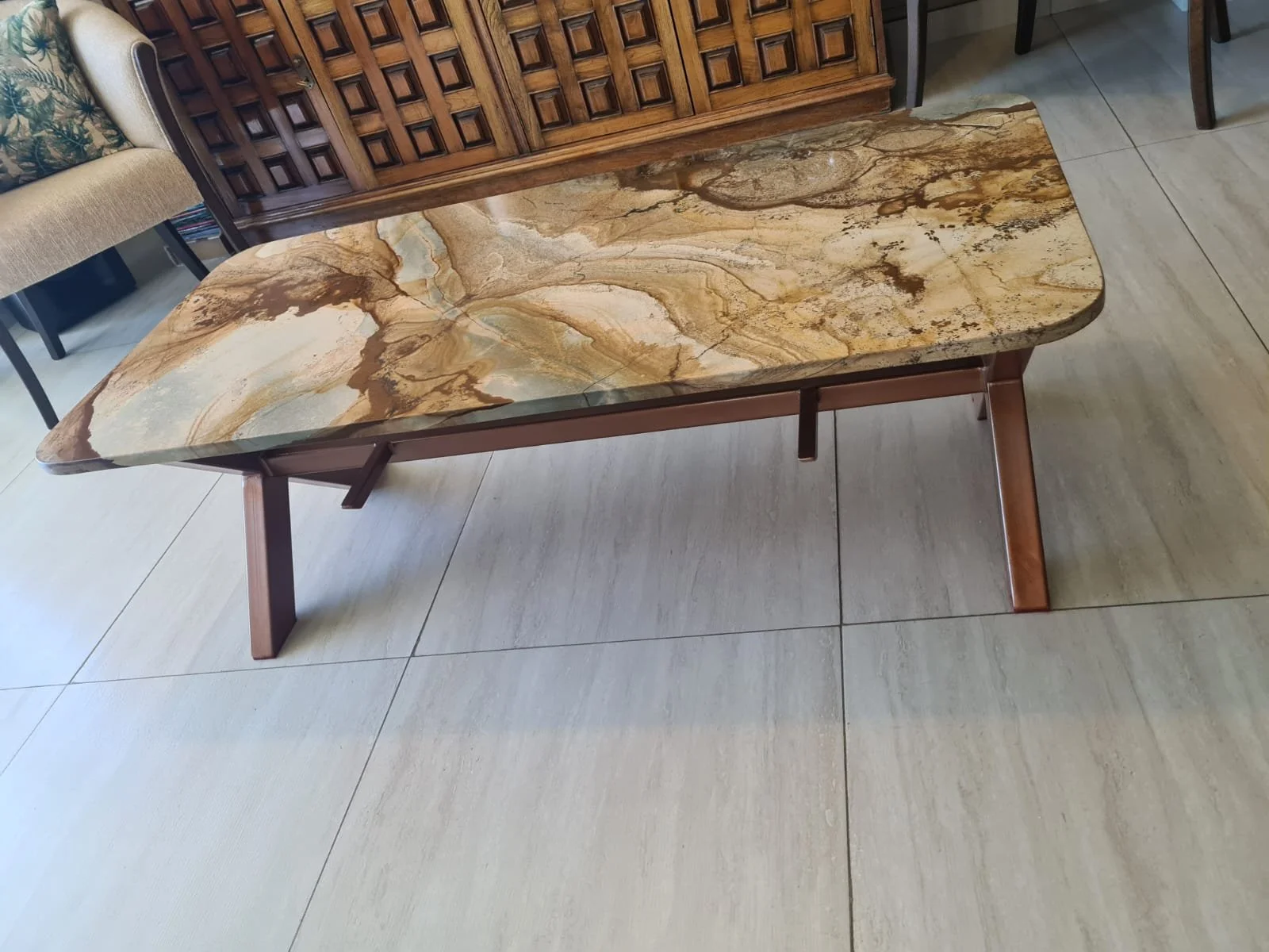 Mesa baja con tapa de piedra natural y base de hierro
