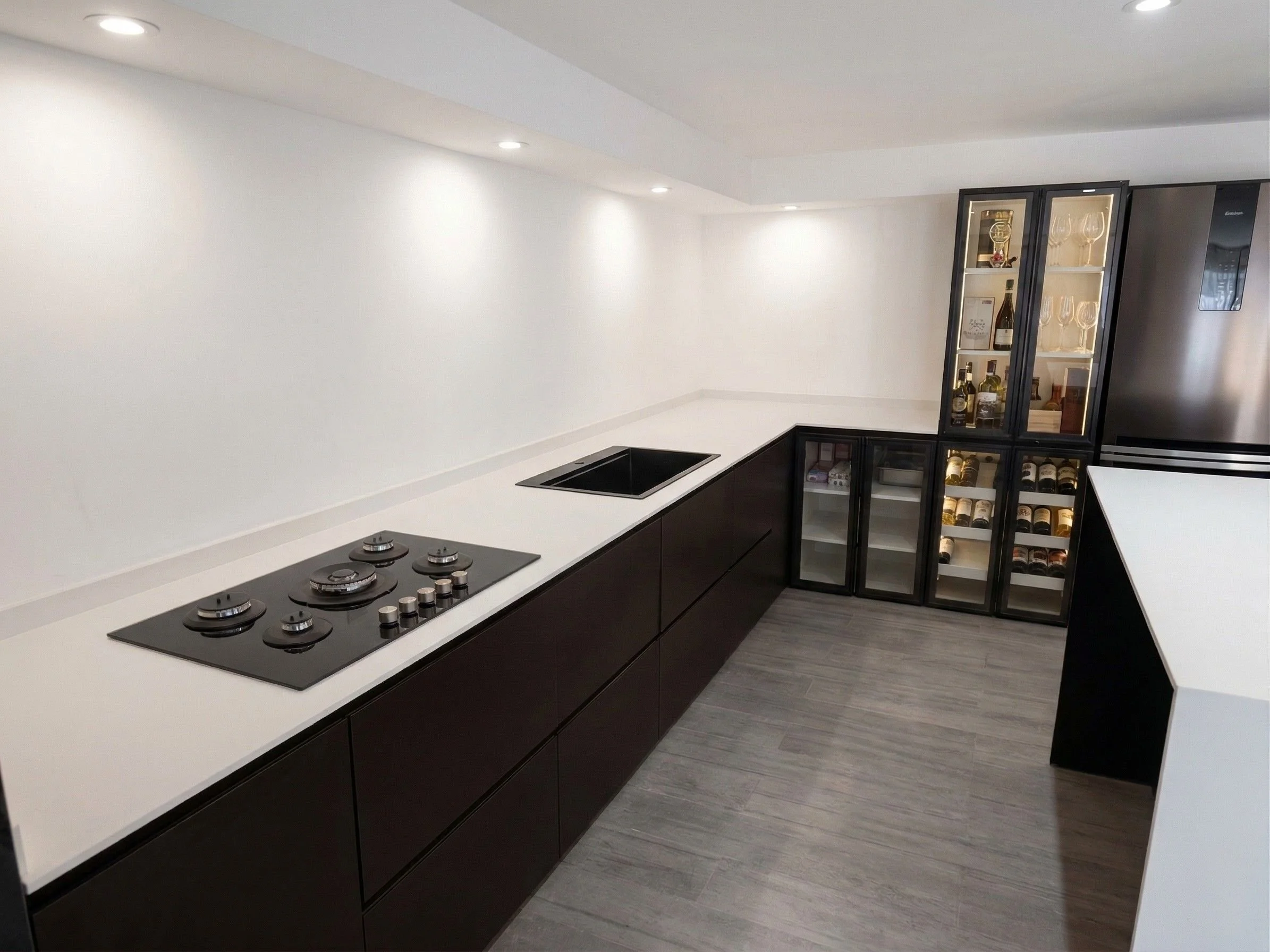 Cocina con mesada Dekton Zenith blanca y muebles oscuros